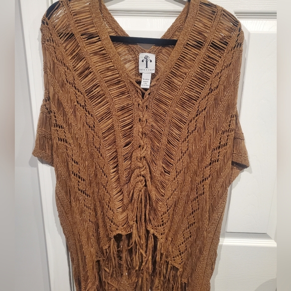 Rain and Rose Los Angeles Botique Poncho with fringe - Picture 3 of 4